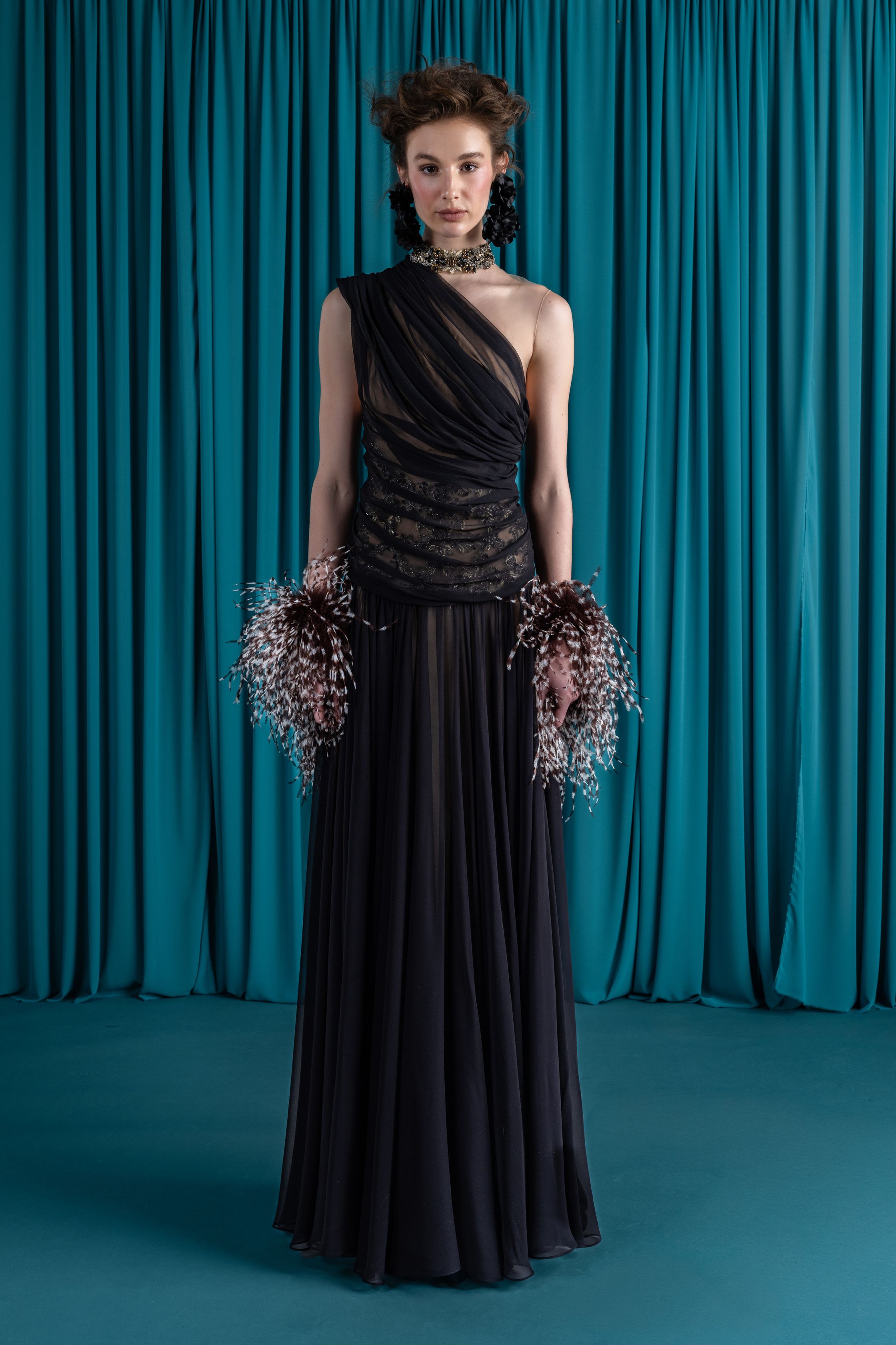 Reem Acra以珠绣、皮草披肩与复古宫廷廓形构建华丽晚装宇宙，深海蓝与宝石色系释放高净值市场能量-顽石频道趋势研究